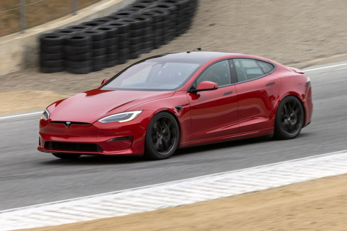 Upravená Tesla Model S Plaid drtí supersporty na počkání, padl i nejrychlejší McLaren