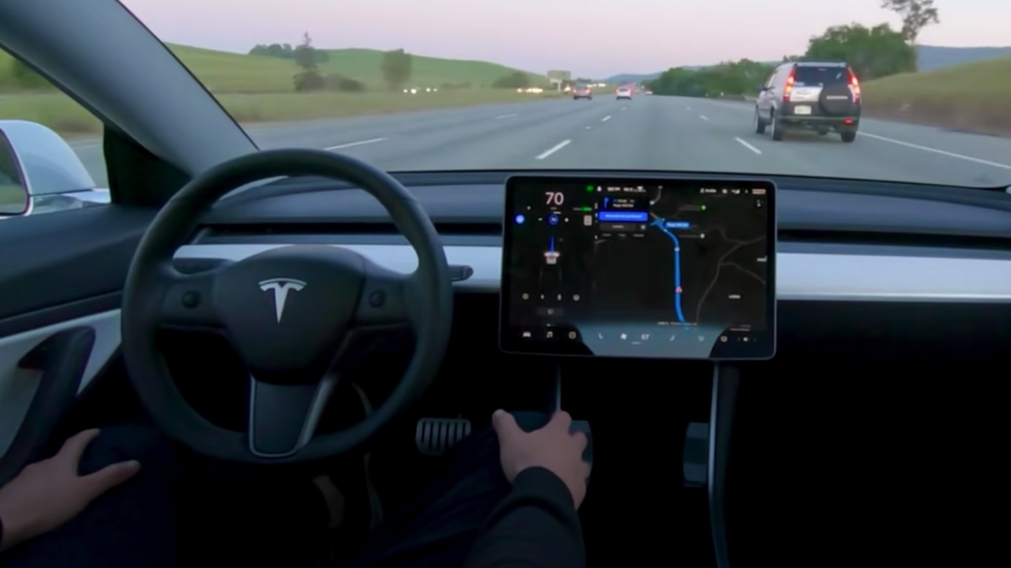 Tesla Model 3 při jízdě v režimu Full Self-Driving