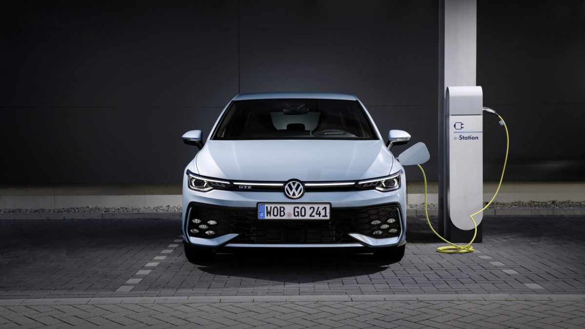 Nový VW Golf si hodně polepšil. Plug-in hybrid už ujede 100 km a nabíjí se  rychleji - Elektrickevozy.cz