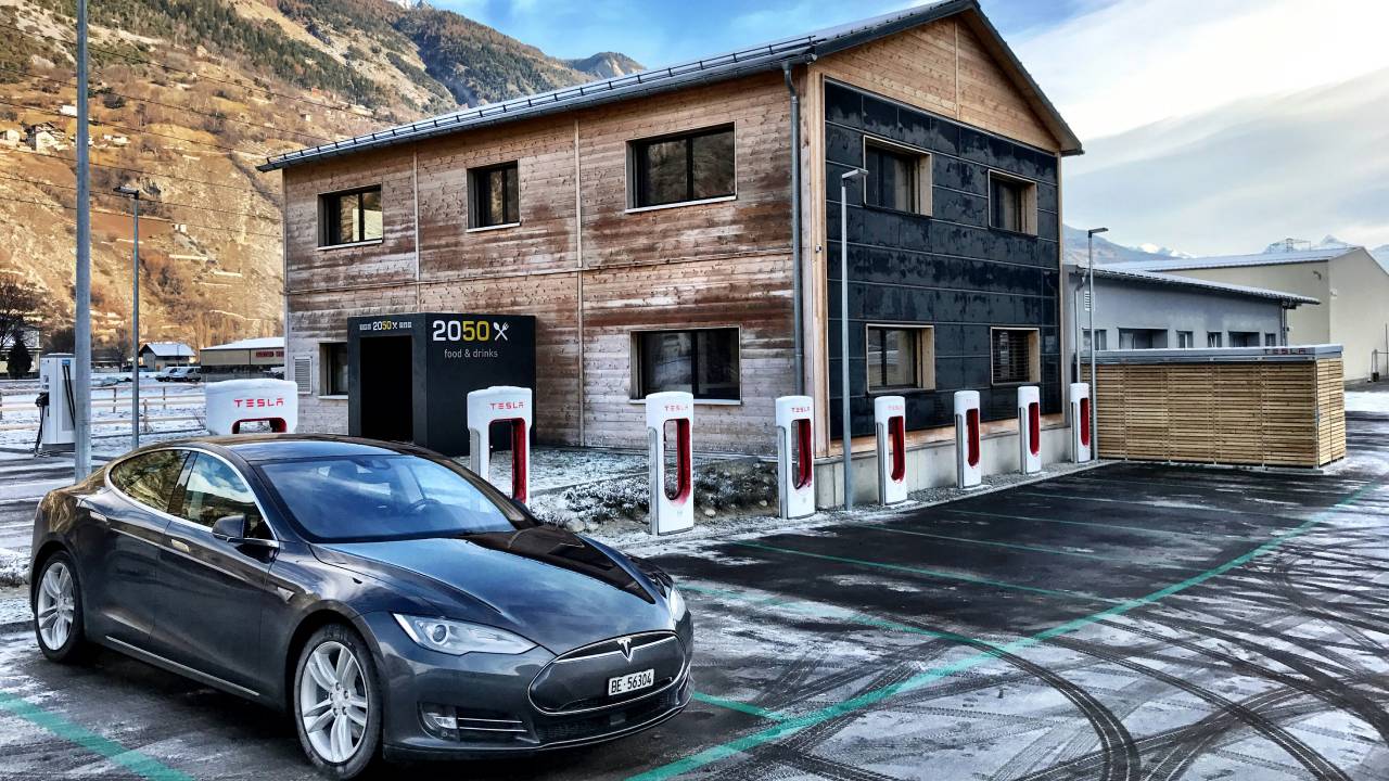 Tesla Model S na nabíjecí stanici Tesla Supercharger