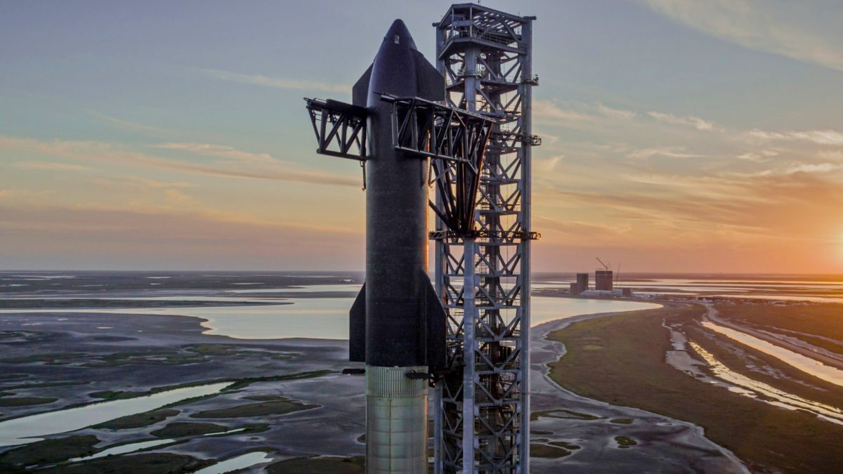 SpaceX poletí na Mars v roce 2026. osídlí humanoidní robot od