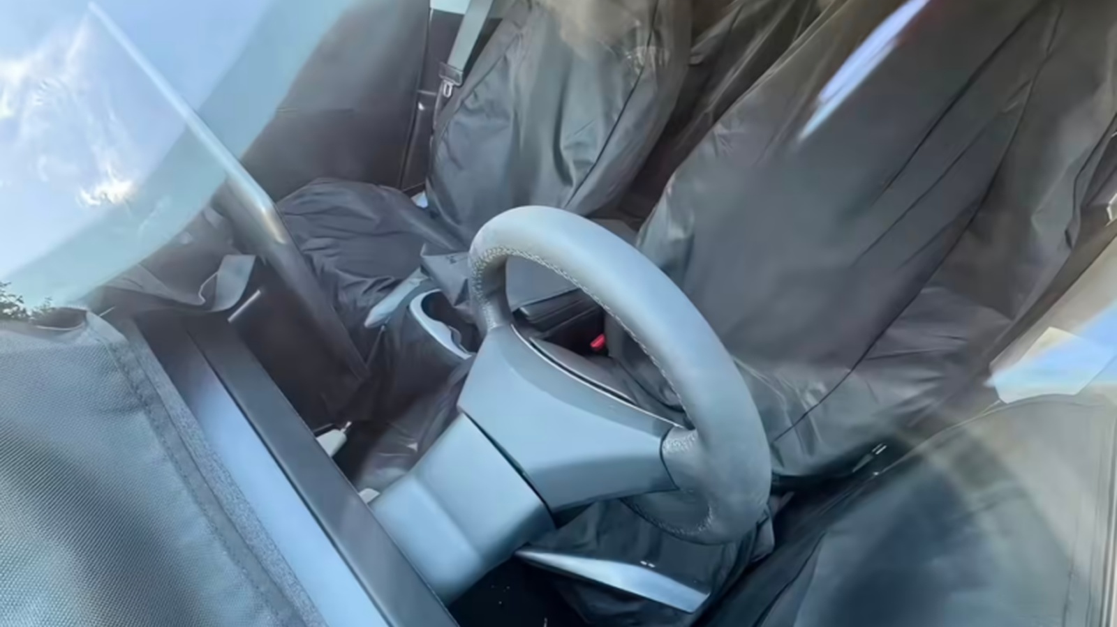 Špionážní snímek interiéru zjednodušeného Modelu Y | Zdroj: Garage 42